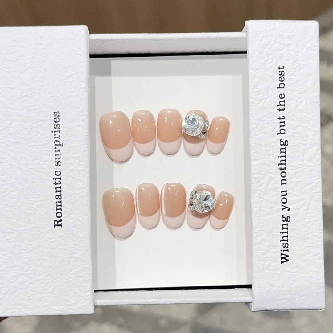 Artificial nail tips with elegant rhinestone accents Kalsten