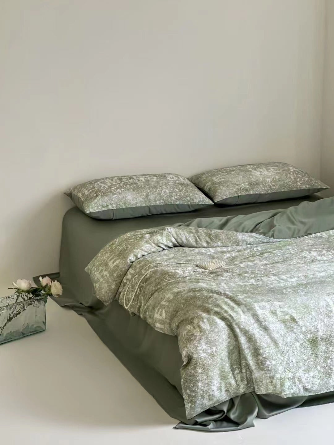 Bedding set made of satin with a soft ombre color gradient and a silky-matte feel