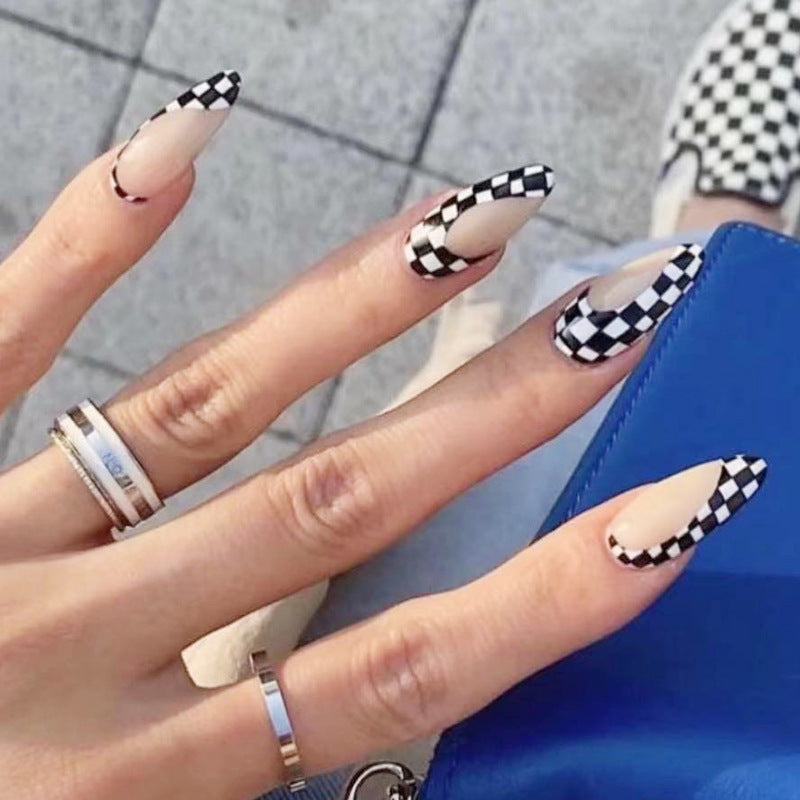 Artful nail extensions with an elegant leaf pattern Kalsten