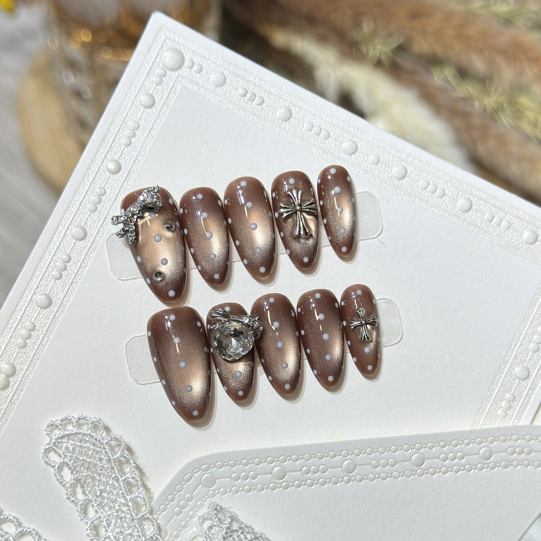 Elegant Press-On Nail Art Set with Distinctive Metallic Accents Kalsten