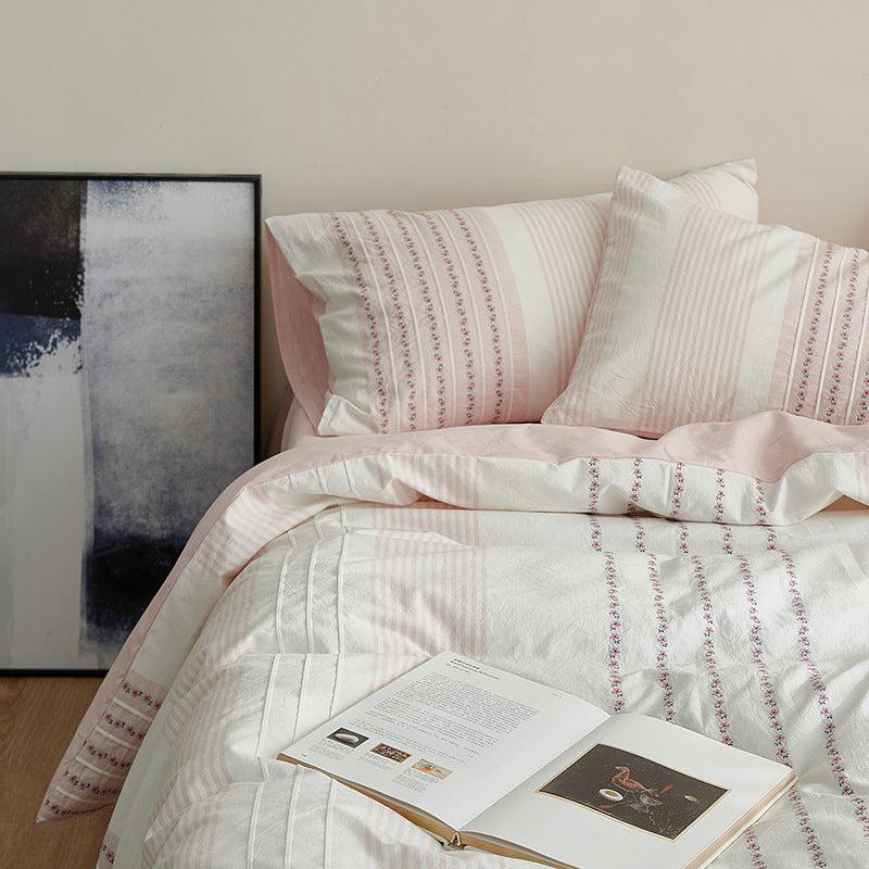 Cotton bedding set with embroidered stripes and fine percale quality