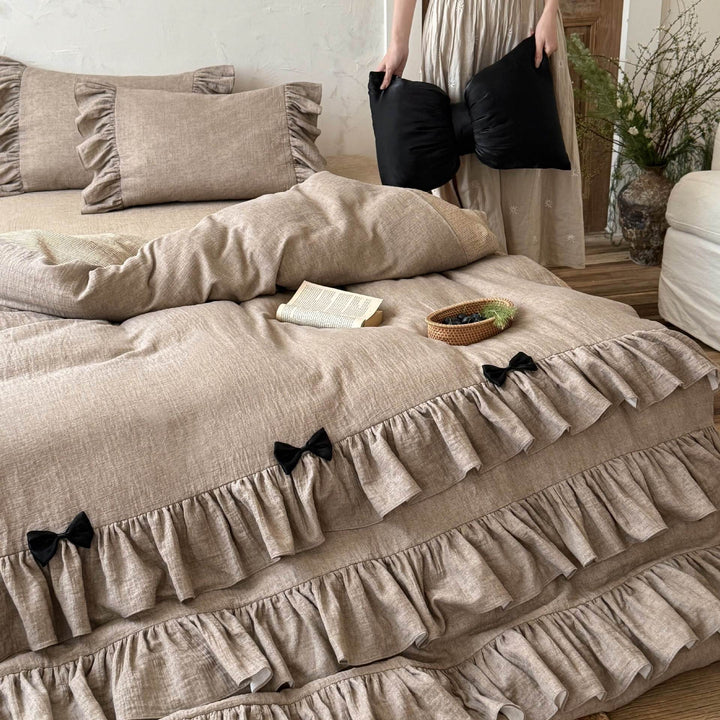 Ruffled bedding set in linen look with reversible pillowcase