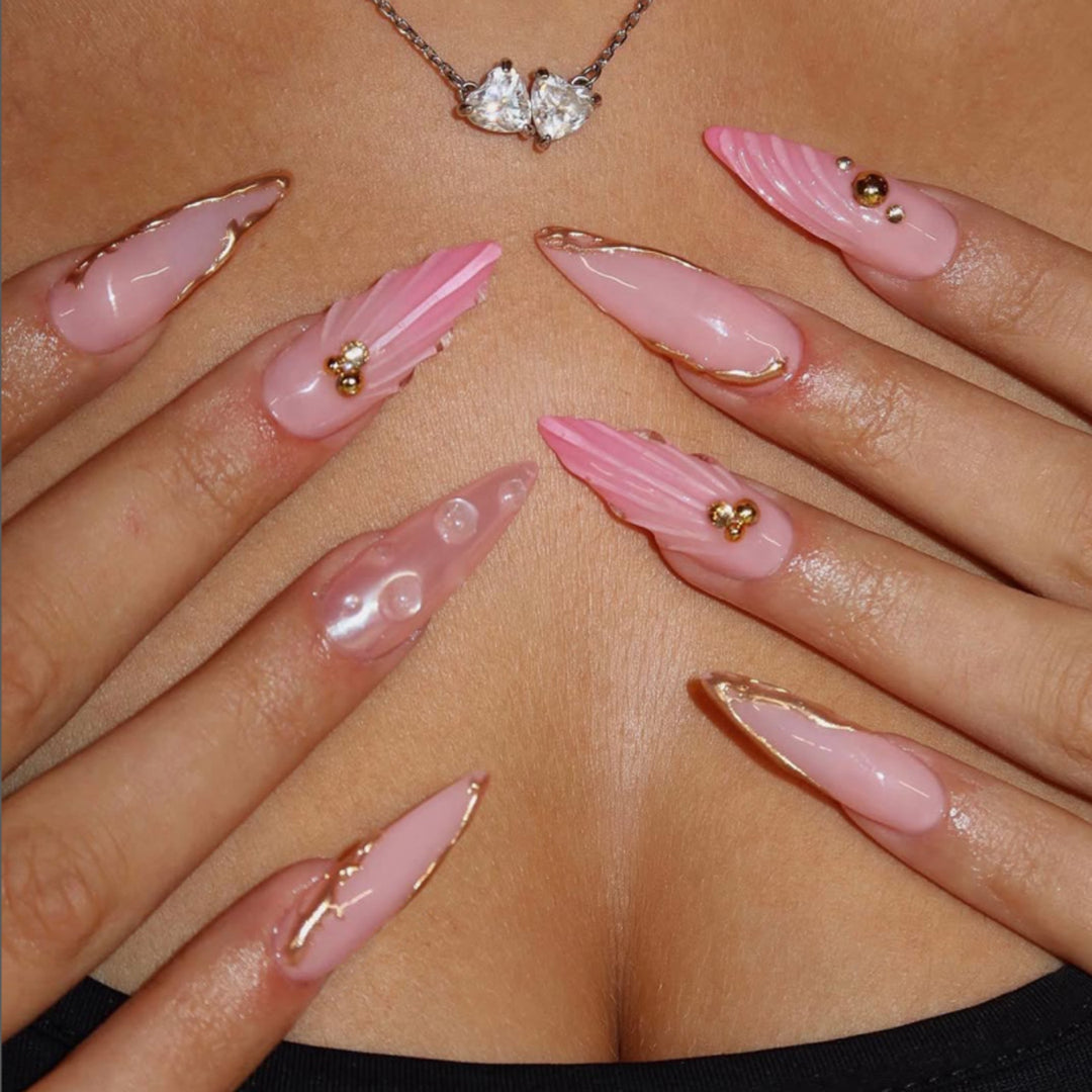 Luxurious artificial nails with elegant gold accent Kalsten