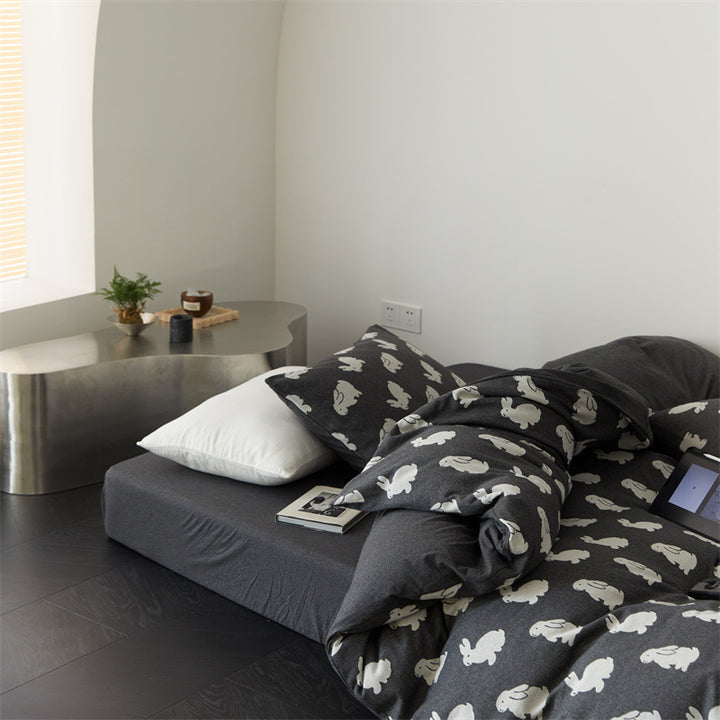 All-season quilt with cotton flannel cover and rabbit design