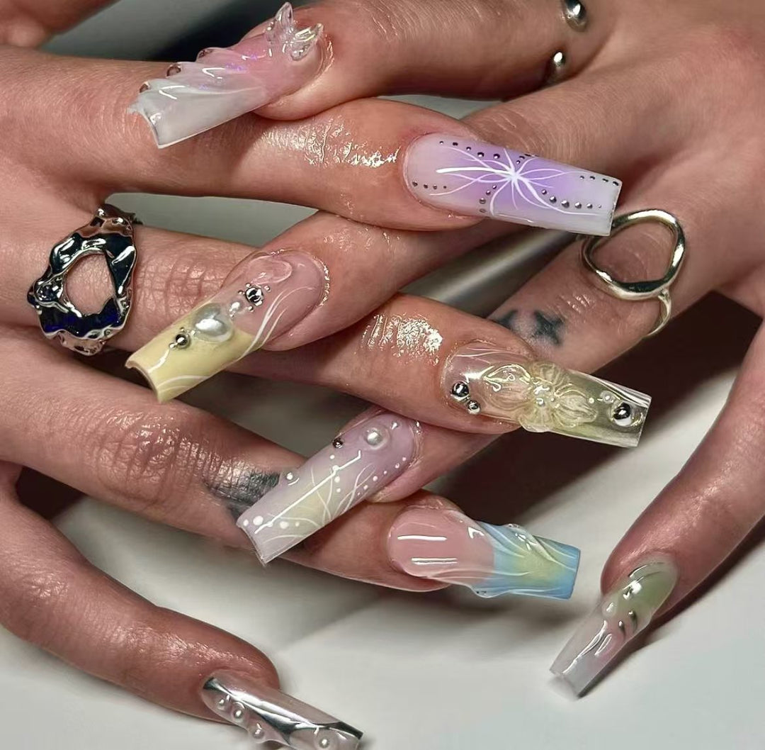 Artificial nail set with elegant floral and sparkling accents Kalsten