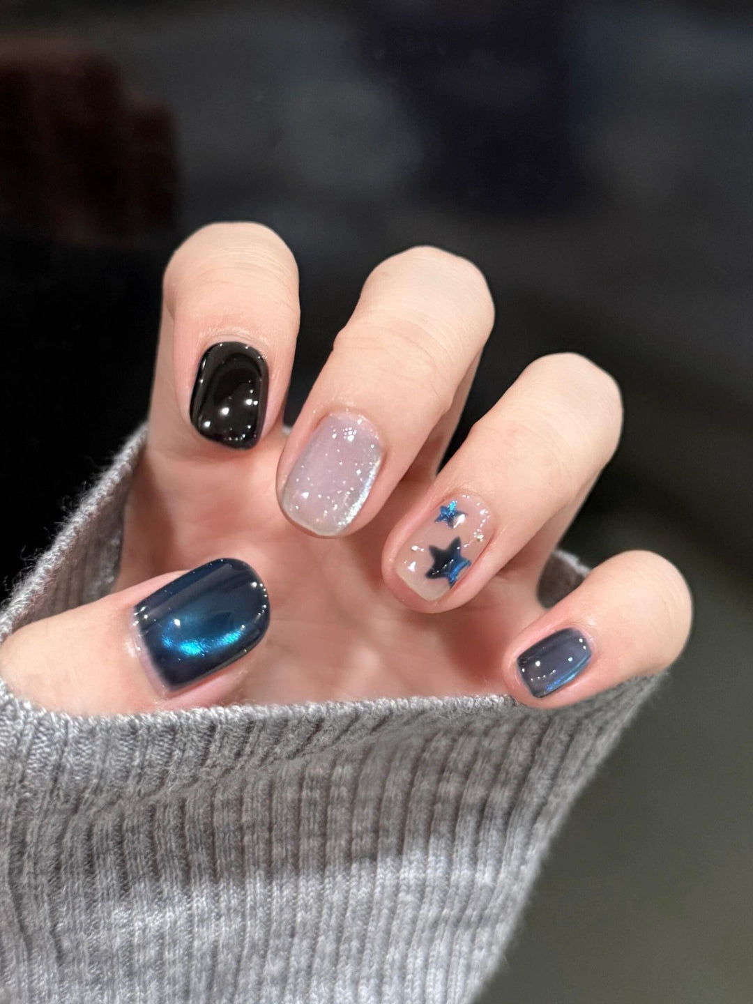 Artificial nails with elegant star design and shimmering effects Kalsten