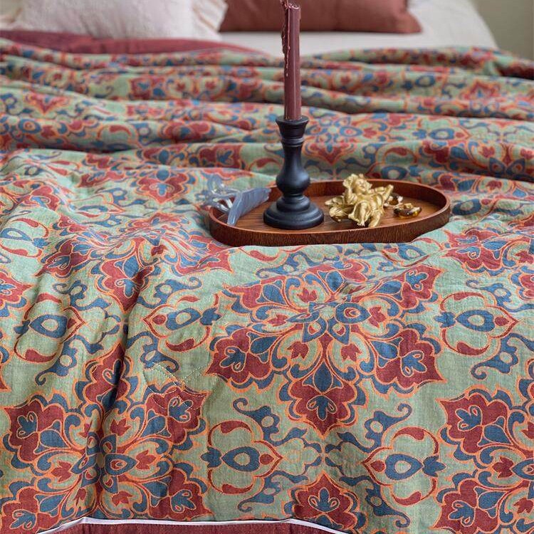 Lightly quilted throw blanket in retro floral jacquard made from cotton-linen mix
