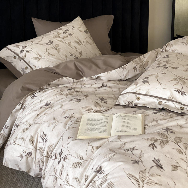 Duvet cover set with fine leaf jacquard, button closure and hotel seam