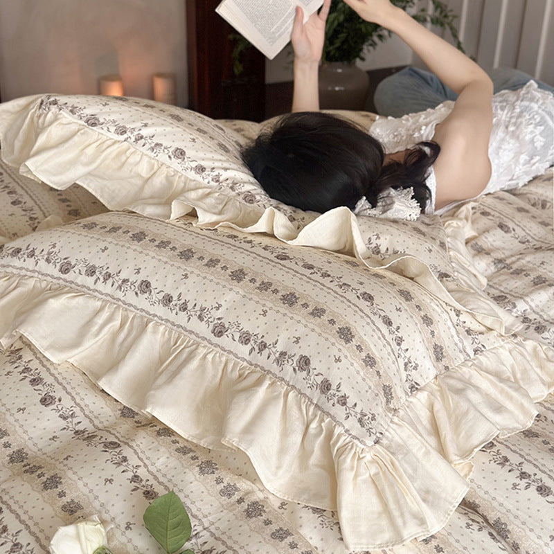 Bedding set made of cotton with ruffles and vintage floral pattern