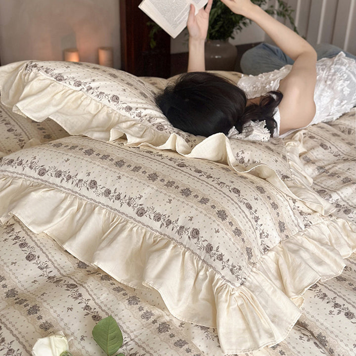 Bedding set made of cotton with ruffles and vintage floral pattern