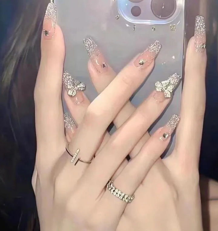 Elegant nail design with pearl embellishment Kalsten