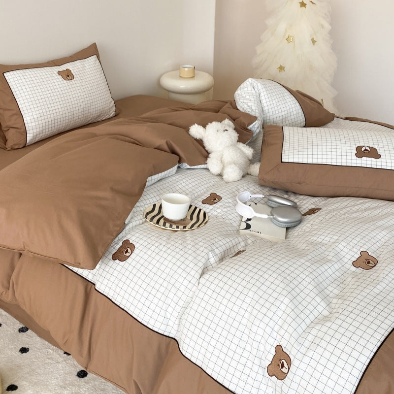 Children's bedding set made of breathable cotton blend with checked pattern and embroidered bear