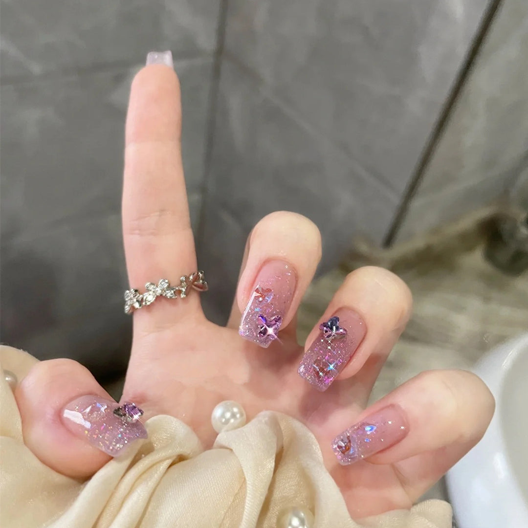 Glamorous artificial nails with glitter and floral accents Kalsten