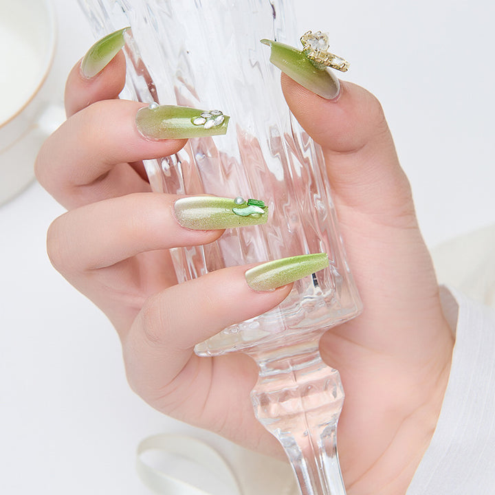 Artificial nails with butterfly accents and glitter details Kalsten