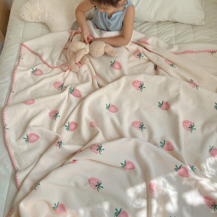 Microfleece cuddly blanket with polka dot pattern and decorative overlock seam
