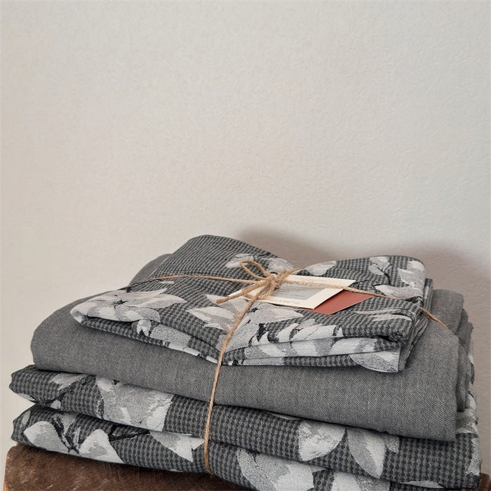 Bedding set made of cotton percale with delicate floral pattern and integrated fitted sheet