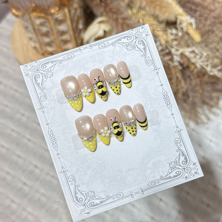 Artistic Bee-Themed Press-On Nail Set Kalsten