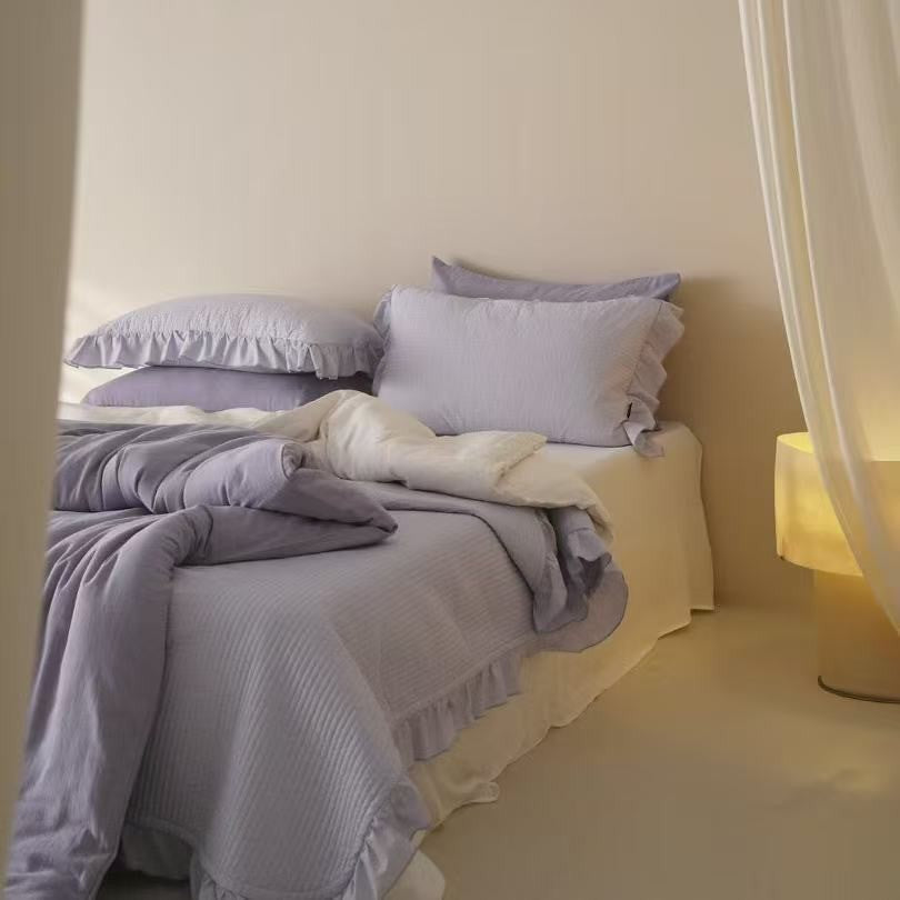 Bedding set made of stonewashed cotton with ruffled pillow and quilted bedspread