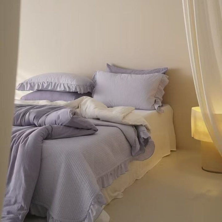Bedding set made of stonewashed cotton with ruffled pillow and quilted bedspread
