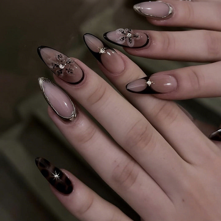 Artificial nail set with elegant tips and trendy accents Kalsten