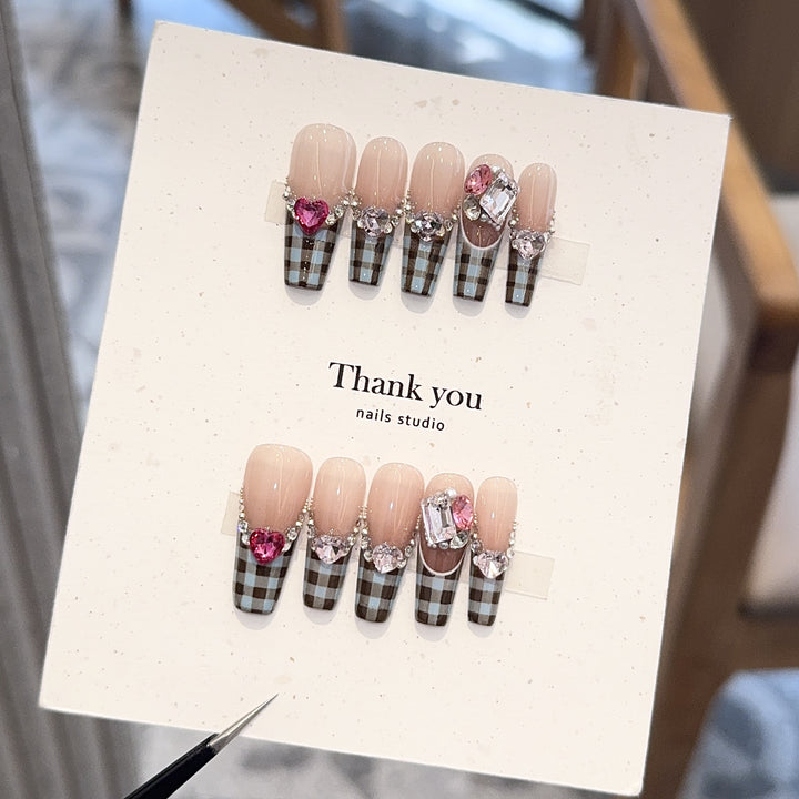 Artificial nails with elegant checkered pattern and jewelry details Kalsten
