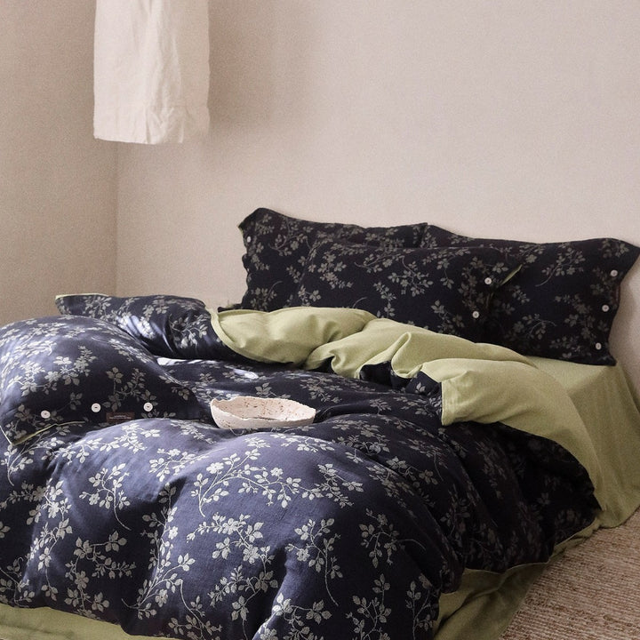 Reversible linen-cotton bedding set with button closure and floral pattern