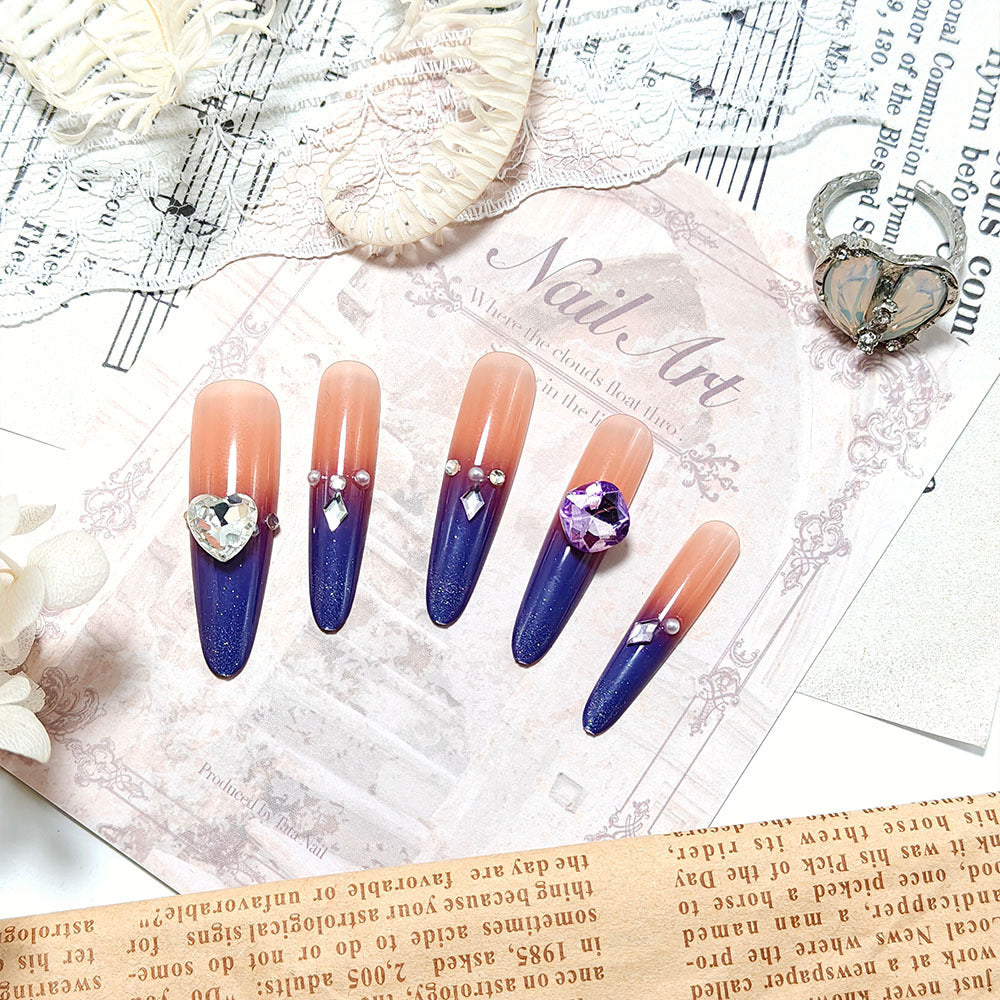 Artificial nails with glitter and elegant 3D applications Kalsten