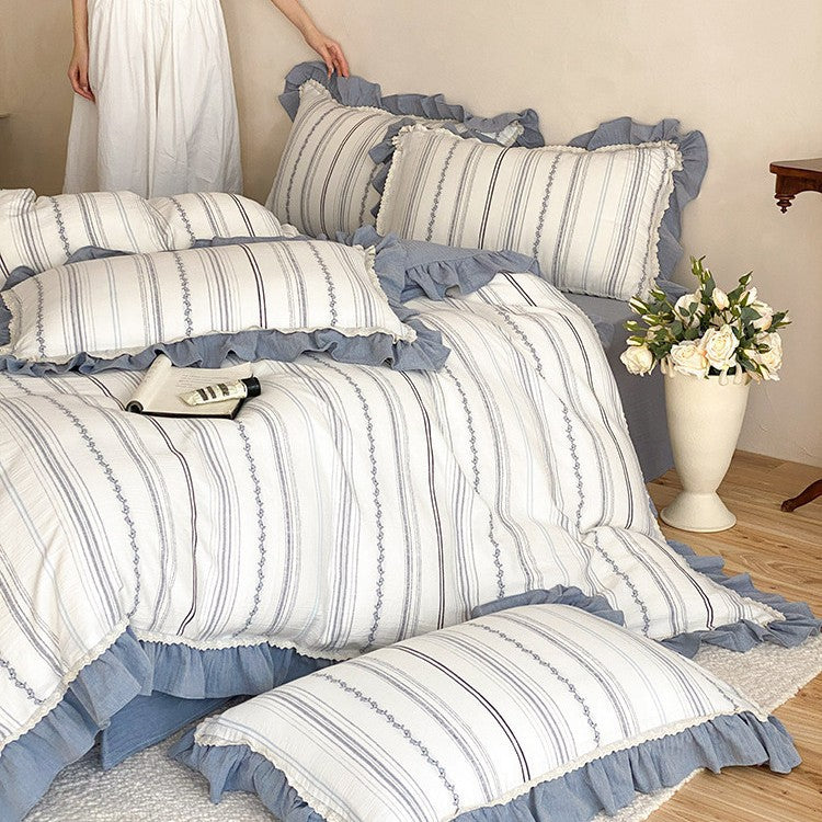 Quilted bedding set made of cotton muslin with delicate cherry print and ruffle edge