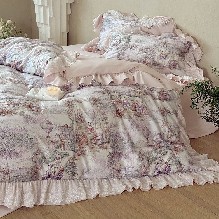 Playful cotton satin bed linen set with ruffled hem and vintage animal print