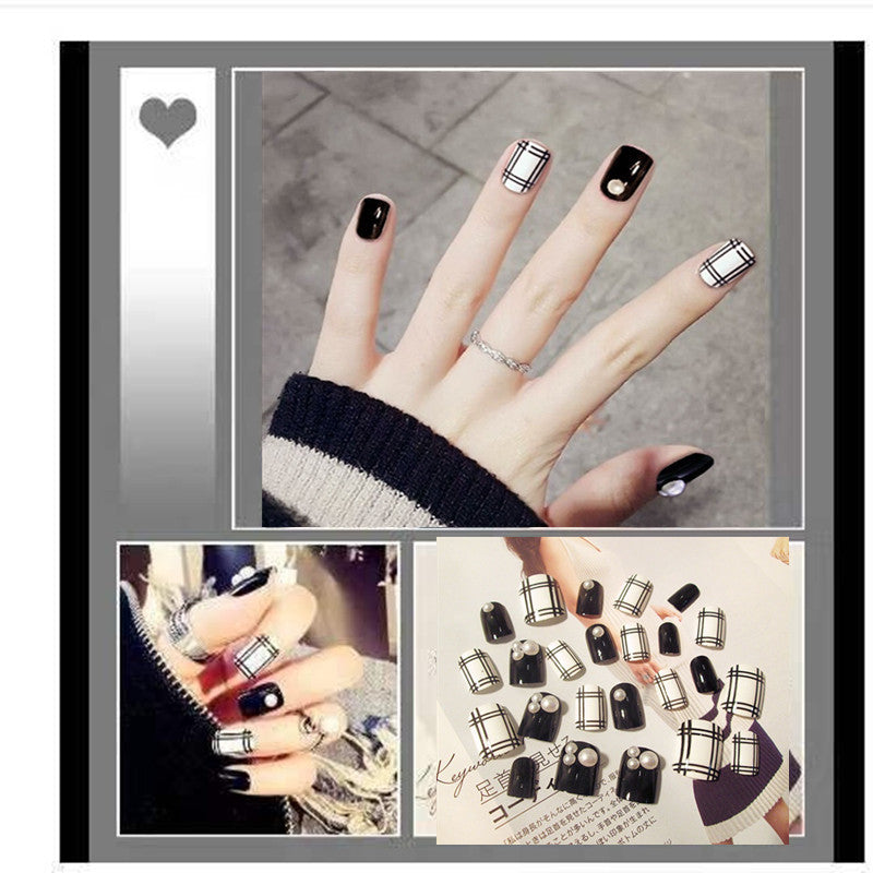 Artificial nails in modern check pattern Kalsten