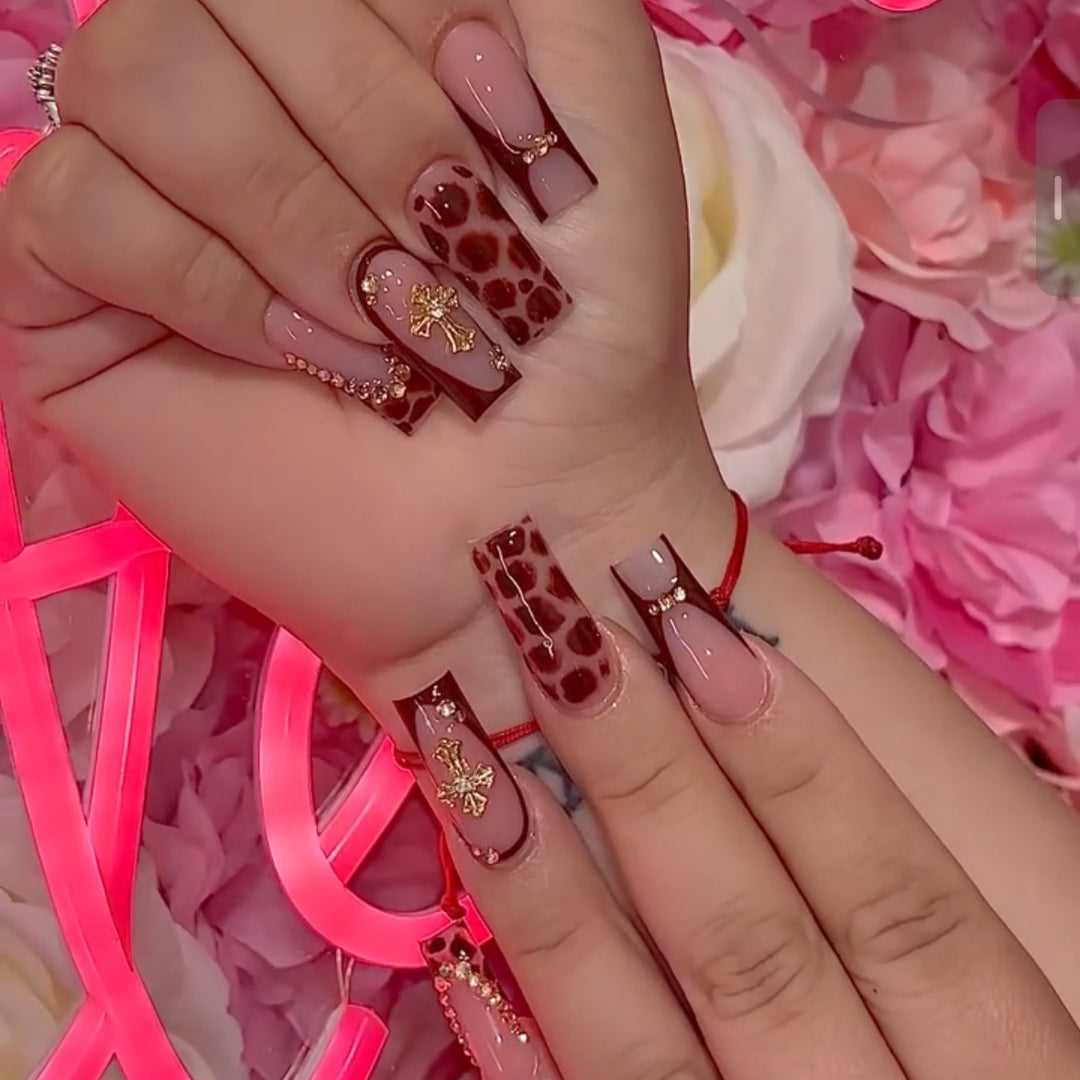 Nail art set with modern leopard patterns and sparkling accents Kalsten