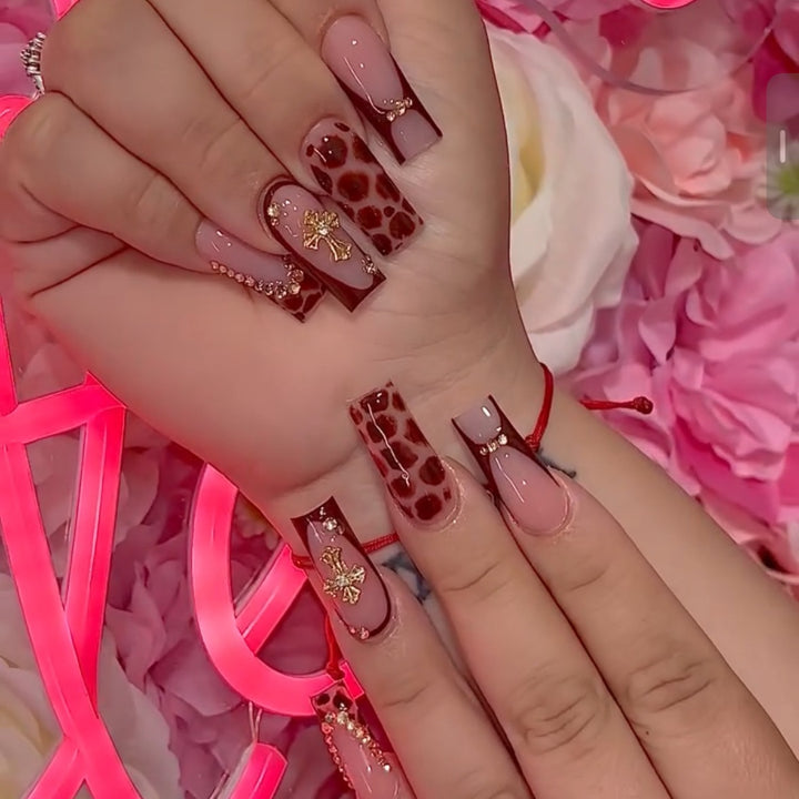 Nail art set with modern leopard patterns and sparkling accents Kalsten
