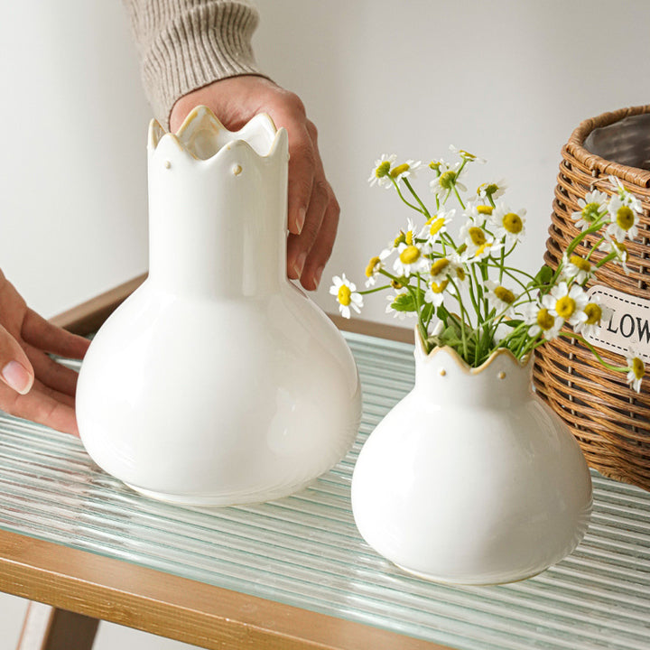 Elegant ceramic vase with wavy edge Kalsten