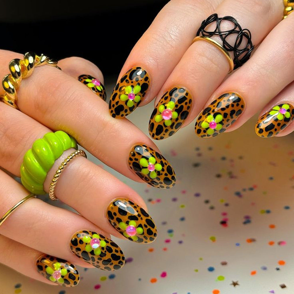 Glamorous nail art with leopard pattern and flower appliqués Kalsten
