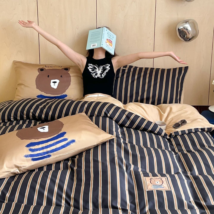 Striped cotton bedding set with playful bear motif