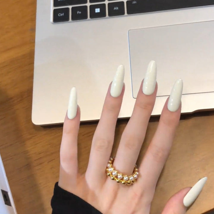 Glamorous artificial nails with elegant accents Kalsten