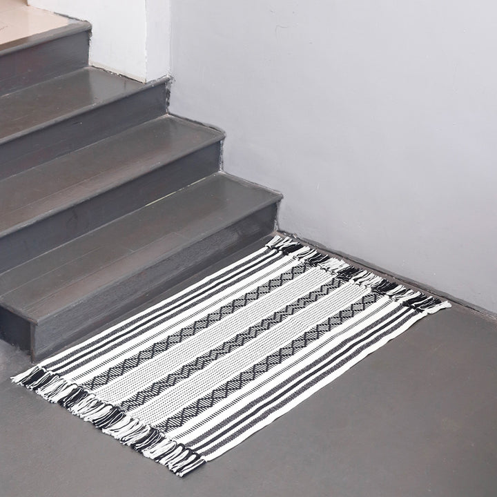 Flat-woven cotton runner with fringes and graphic ethnic stripe pattern Kalsten