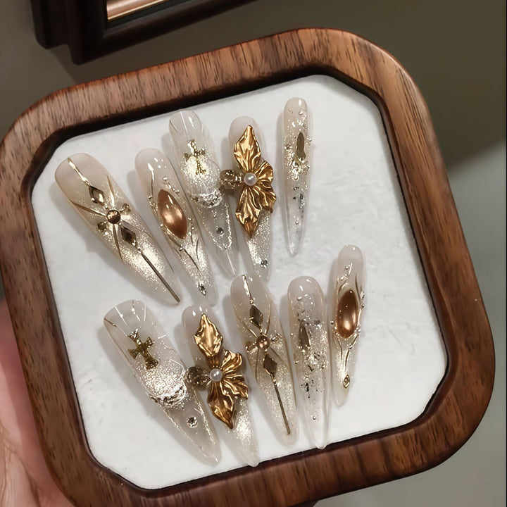 Artificial Nails in Elegant Gold Design Kalsten