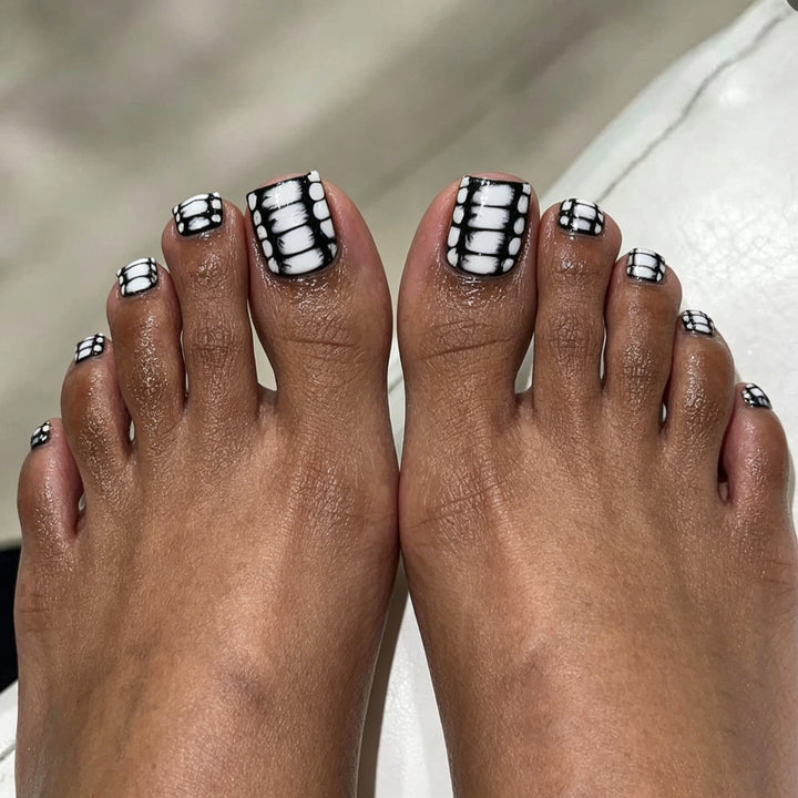 Artistic Skeleton-Themed Nail Art Kalsten