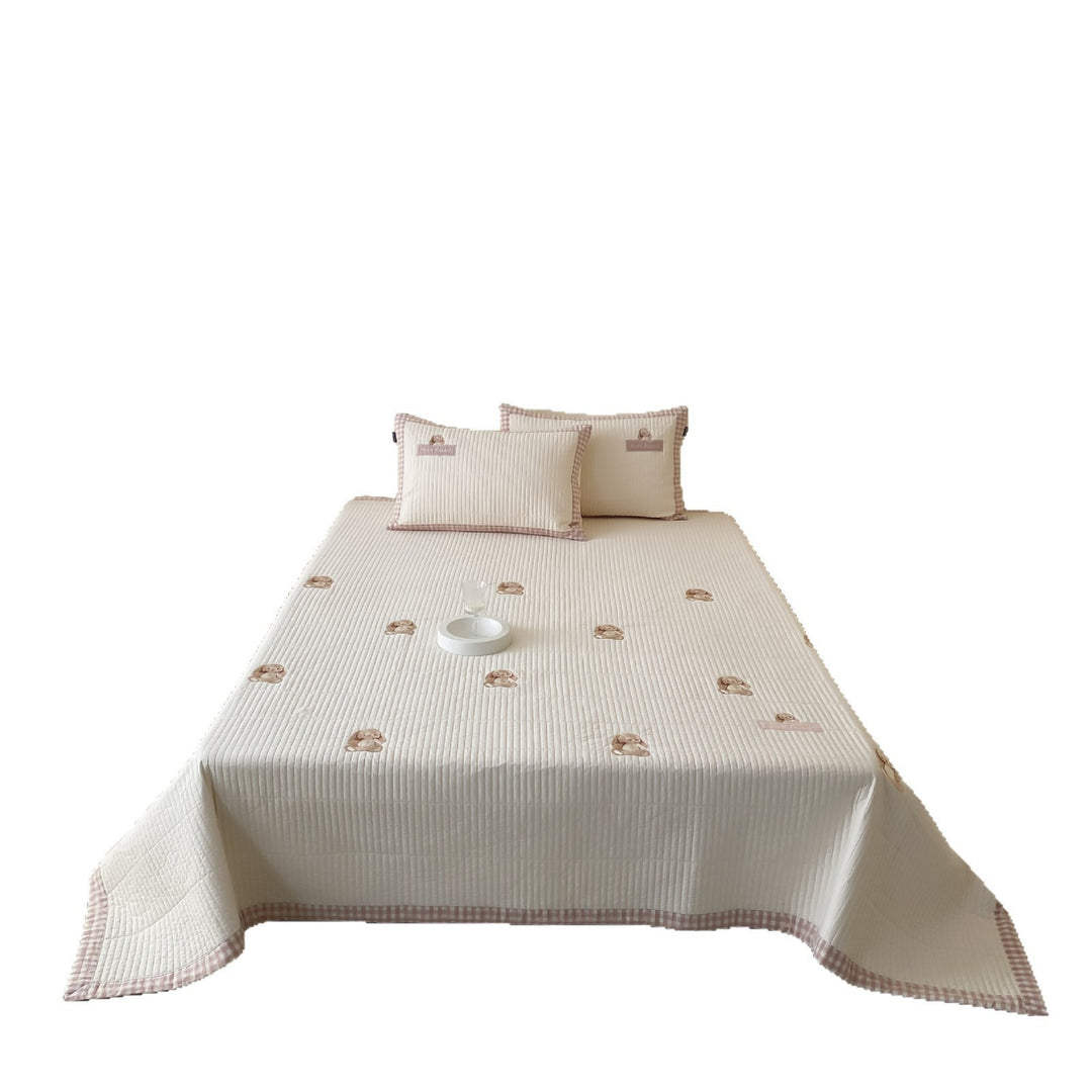 Children's bedding set with embroidered teddy bear and gingham trim