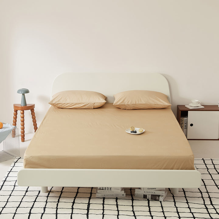 Fitted sheet with extra deep hem and elastic all-round cover