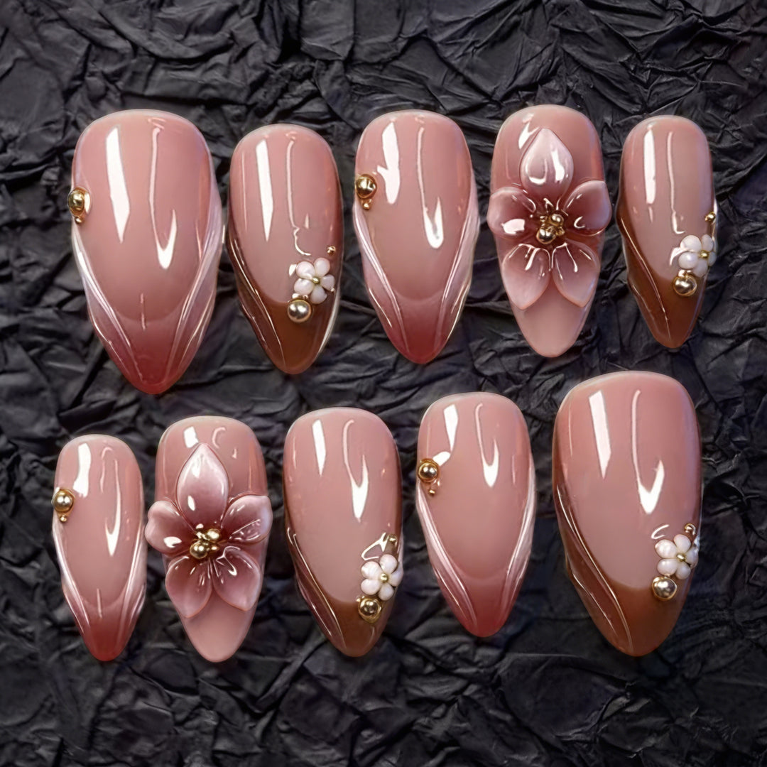 Artificial nail set with floral accents and gold embellishments Kalsten