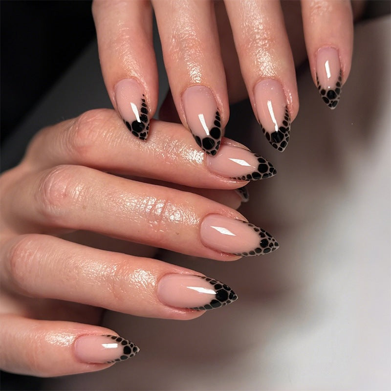 Stylish black and white patterned artificial nails Kalsten