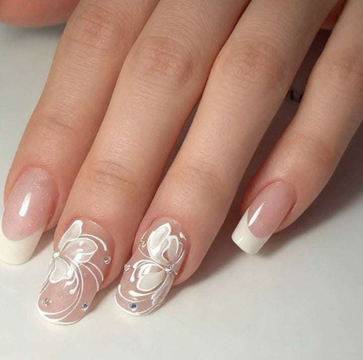 Artificial nails with floral embellishments and glitter details Kalsten