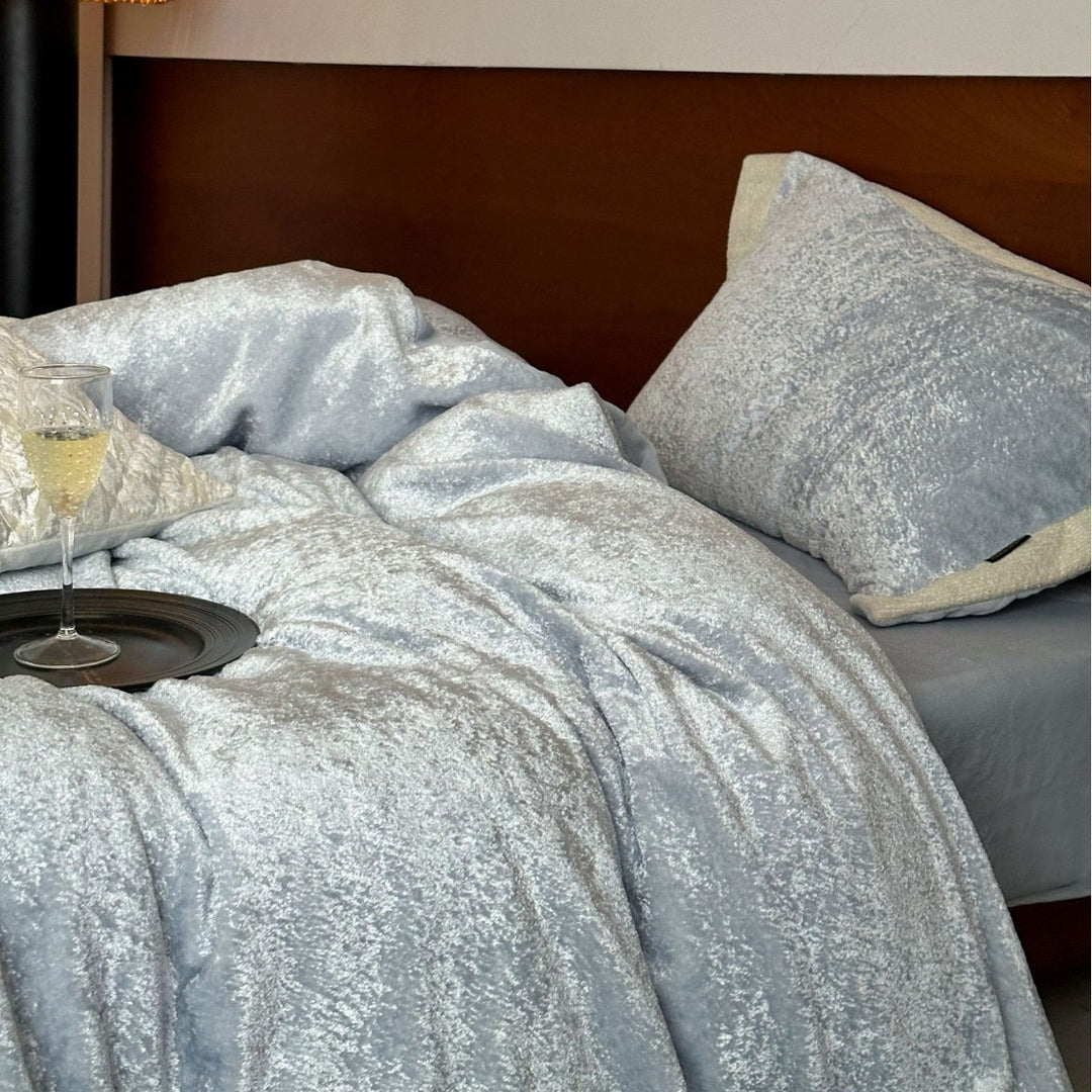 Fluffy velvet bedding set with soft plush fibers and hotel closure Kalsten