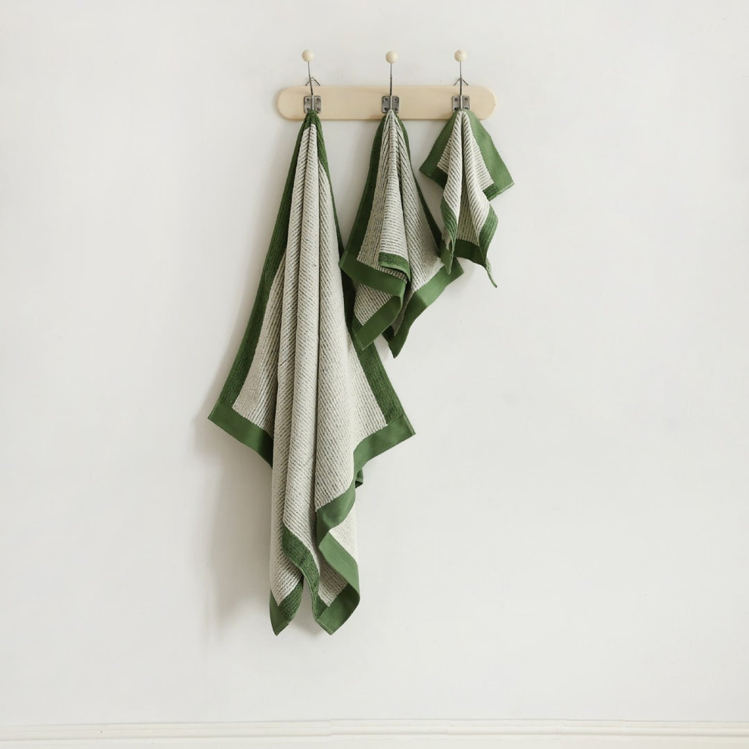 Jacquard guest towel made of cotton terry with playful bird and heart pattern