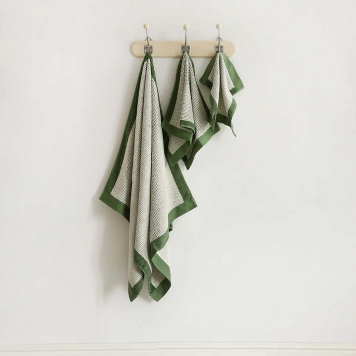 Jacquard guest towel made of cotton terry with playful bird and heart pattern