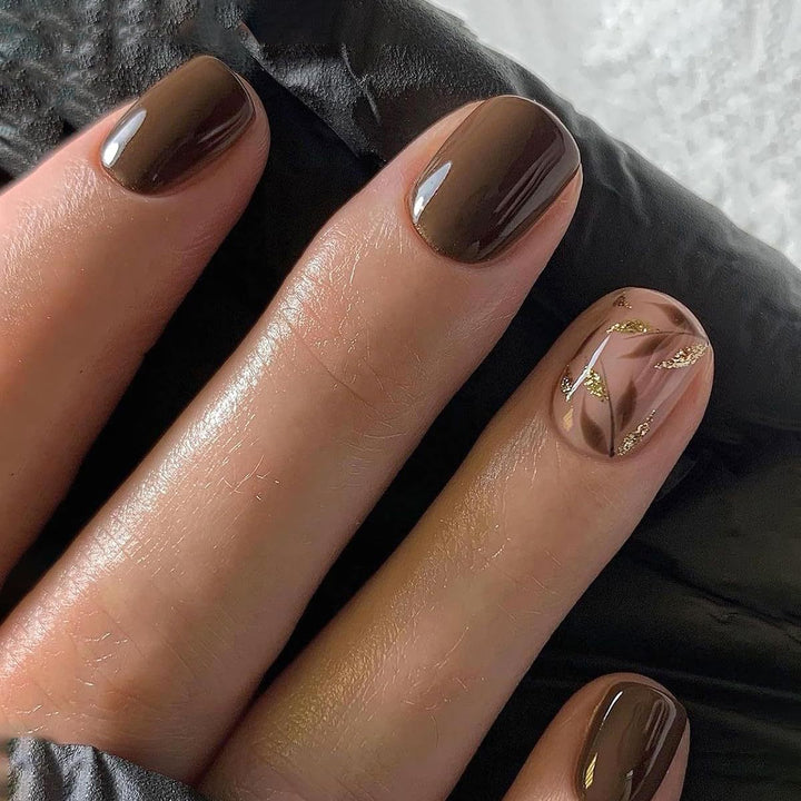 Nail set with elegant marble design and golden accents Kalsten