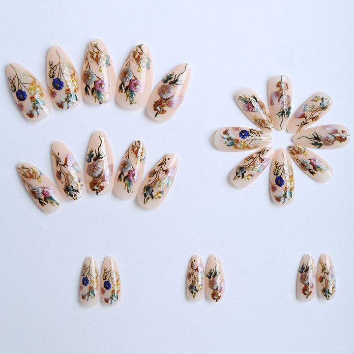 Artificial nails with floral designs and gold accents Kalsten