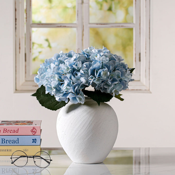 Elegant and timeless decorative vase Kalsten